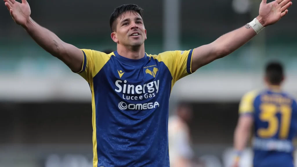 The arrival of striker Giovanni Simeone from Hellas Verona has been officially announced by Napoli.
