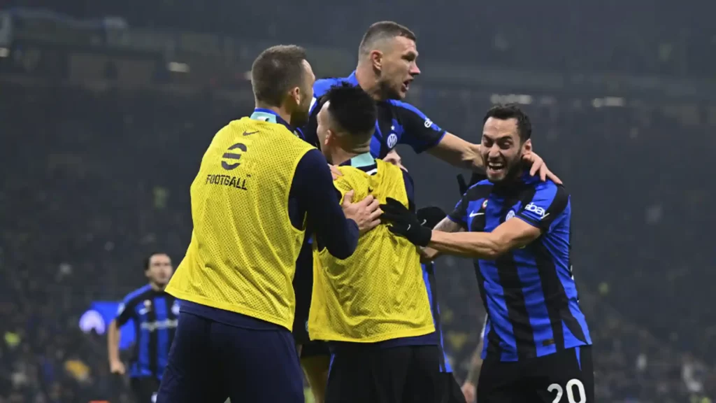 Inter players celebrating goal against napoli